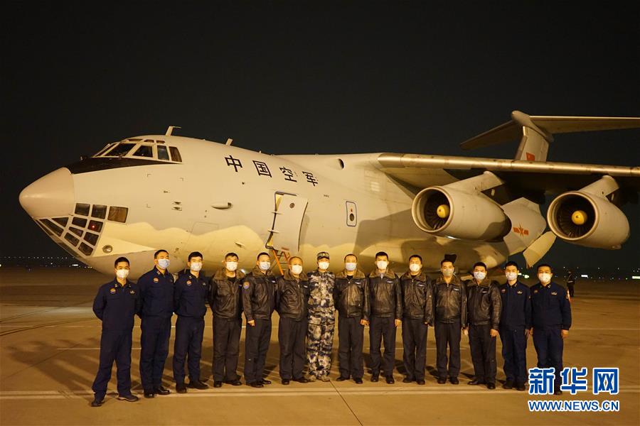 （新型肺炎疫情防控·圖文互動(dòng)）（2）除夕夜，他們這樣出征——空軍軍醫(yī)大學(xué)醫(yī)療隊(duì)出征武漢疫區(qū)見聞