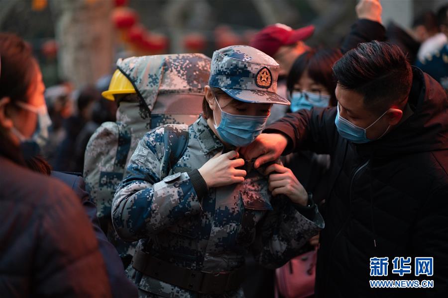 （新型肺炎疫情防控·圖文互動(dòng)）（1）除夕夜，他們這樣出征——空軍軍醫(yī)大學(xué)醫(yī)療隊(duì)出征武漢疫區(qū)見聞