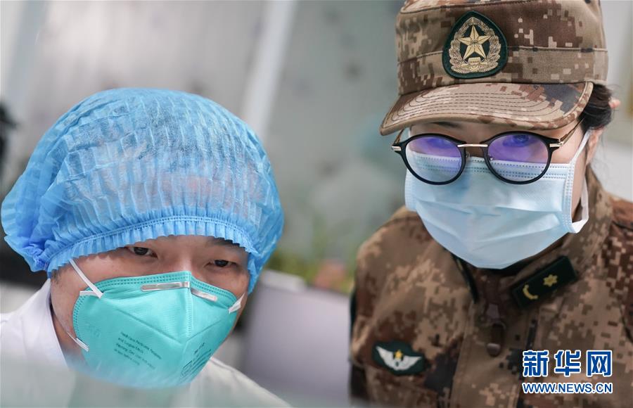 （新華全媒頭條·圖文互動）（4）黨旗，高高飄揚在防控疫情斗爭第一線——各級黨組織和廣大黨員干部投身疫情防控阻擊戰(zhàn)紀實