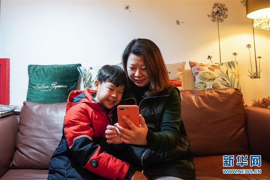 （聚焦疫情防控·圖文互動）（1）無法握手，但始終并肩