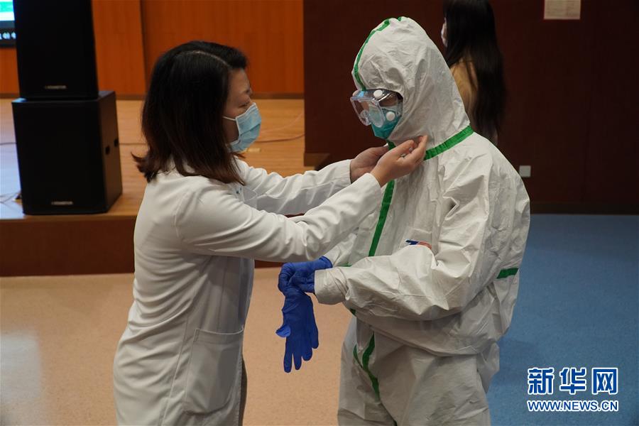 （聚焦疫情防控·圖文互動）（3）無法握手，但始終并肩