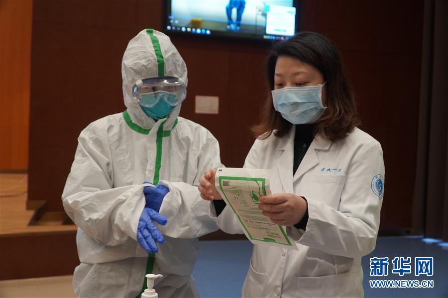 （聚焦疫情防控·圖文互動）（4）無法握手，但始終并肩