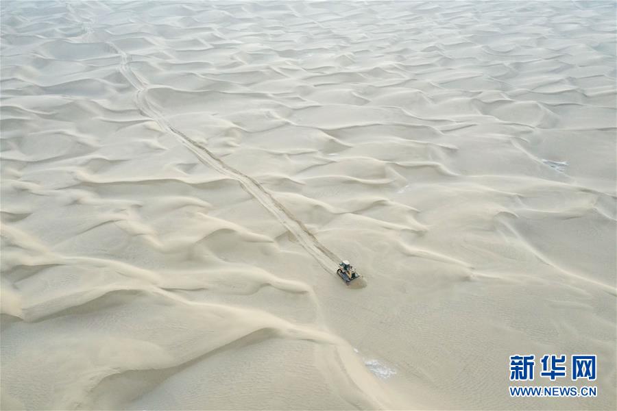 （新春走基層·圖文互動(dòng)）（2）特寫(xiě)：與車(chē)為伴，獨(dú)行沙海