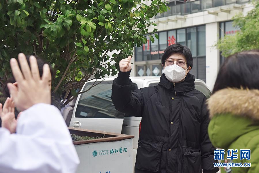 （新華全媒頭條·圖文互動）（2）戰(zhàn)紅區(qū)！——發(fā)生在武漢抗疫隔離病房內的故事