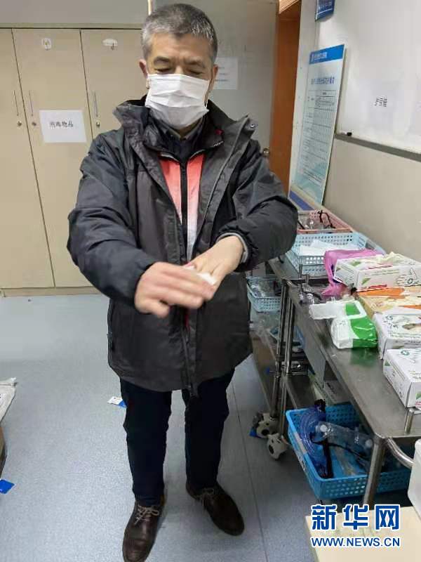 （新華全媒頭條·圖文互動）（3）戰(zhàn)紅區(qū)！——發(fā)生在武漢抗疫隔離病房內的故事