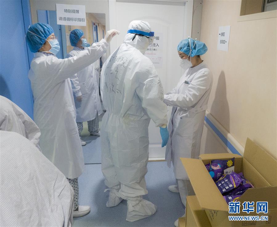 （新華全媒頭條·圖文互動）（4）“與國家同舟，與人民共濟(jì)”——新冠肺炎重癥救治同濟(jì)醫(yī)院戰(zhàn)“疫”直擊
