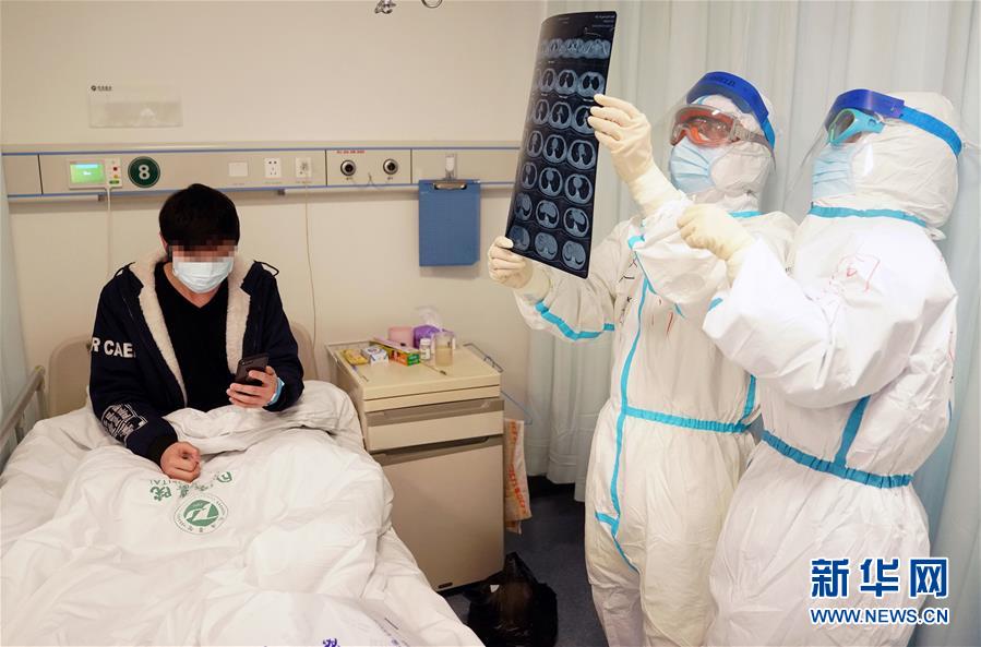（新華全媒頭條·圖文互動）（7）“與國家同舟，與人民共濟(jì)”——新冠肺炎重癥救治同濟(jì)醫(yī)院戰(zhàn)“疫”直擊