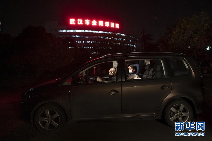（一線抗疫群英譜·圖文互動(dòng)）（1）特寫：為節(jié)省10分鐘，這對(duì)醫(yī)護(hù)夫妻“以車為家”