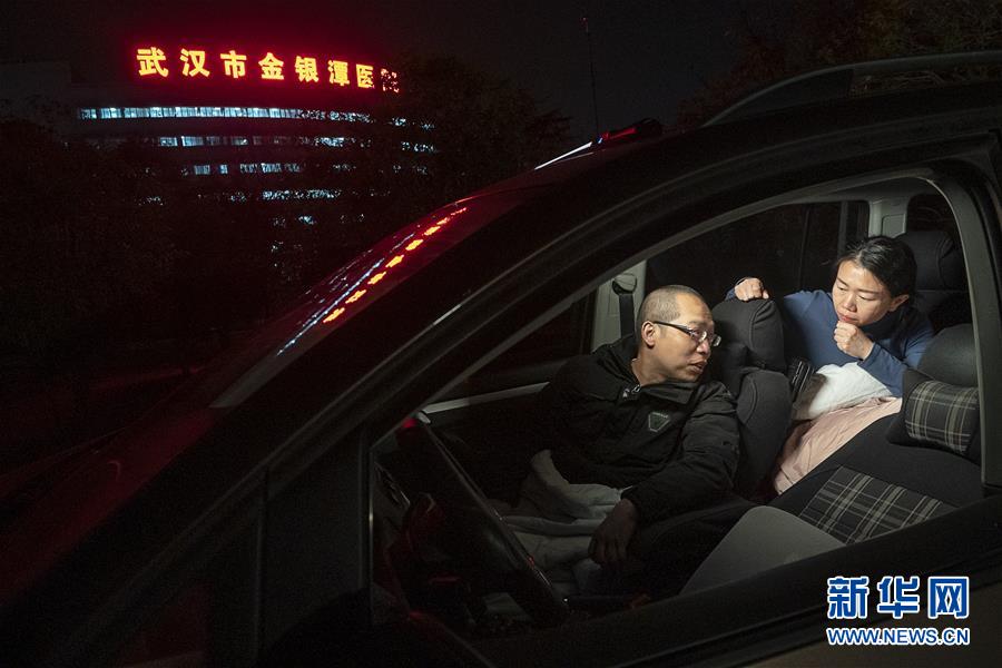 （一線抗疫群英譜·圖文互動(dòng)）（3）特寫：為節(jié)省10分鐘，這對(duì)醫(yī)護(hù)夫妻“以車為家”
