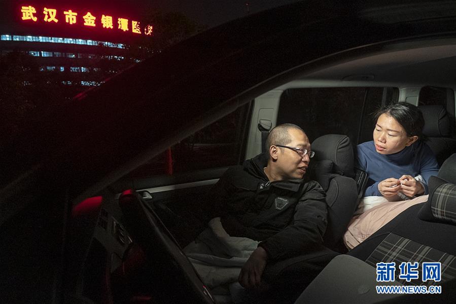 （一線抗疫群英譜·圖文互動(dòng)）（6）特寫：為節(jié)省10分鐘，這對(duì)醫(yī)護(hù)夫妻“以車為家”