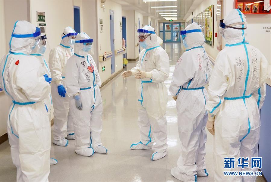 (新華全媒頭條·圖文互動)(1)磨難壓不垮 奮起正當(dāng)時——習(xí)近平總書記在統(tǒng)籌推進新冠肺炎疫情防控和經(jīng)濟社會發(fā)展工作部署會議上的重要講話振奮人心凝聚力量