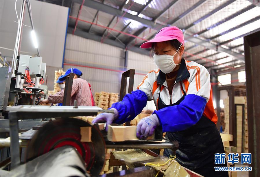 (新華全媒頭條·圖文互動)(15)磨難壓不垮 奮起正當(dāng)時——習(xí)近平總書記在統(tǒng)籌推進新冠肺炎疫情防控和經(jīng)濟社會發(fā)展工作部署會議上的重要講話振奮人心凝聚力量