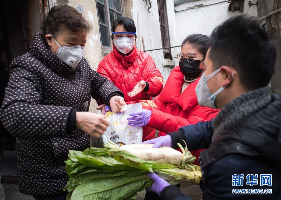 （新華全媒頭條·圖文互動）（10）守望相助，堅忍不拔——致敬武漢戰(zhàn)“疫”中千千萬萬個平凡英雄
