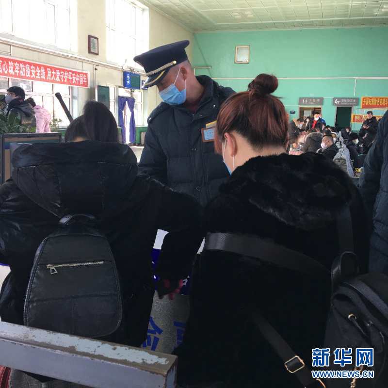 （新華網(wǎng)·圖文互動(dòng)）（2）疫情下，小站鐵路安檢員收獲10多萬(wàn)粉絲