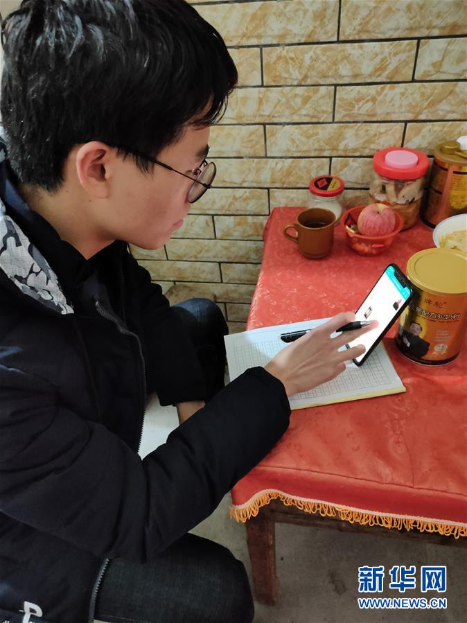（新華網(wǎng)·圖文互動(dòng)）（1）為“逆行者”后方護(hù)航，這些大學(xué)生的假期不一般