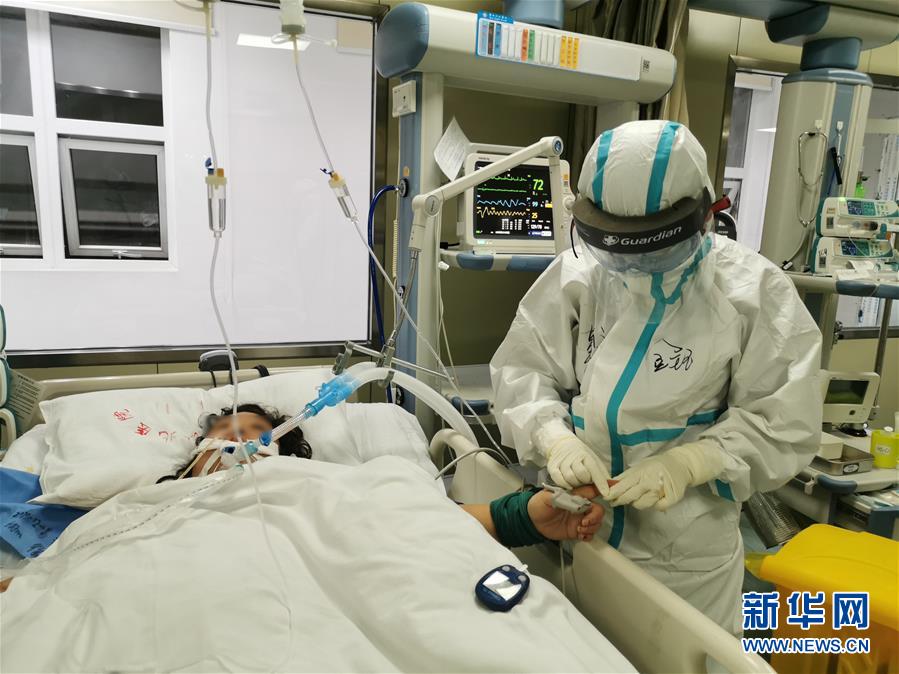 （一線抗疫群英譜·圖文互動(dòng)）（2）生命之光，溫暖“無(wú)面之交”——記抗疫一線重癥監(jiān)護(hù)室90后護(hù)士金鈺 