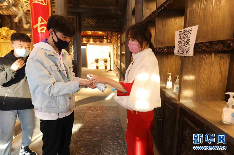 （圖文互動(dòng)）（5）特寫：限人數(shù)、分餐吃、用公筷——偏遠(yuǎn)小城“吃飯”見聞