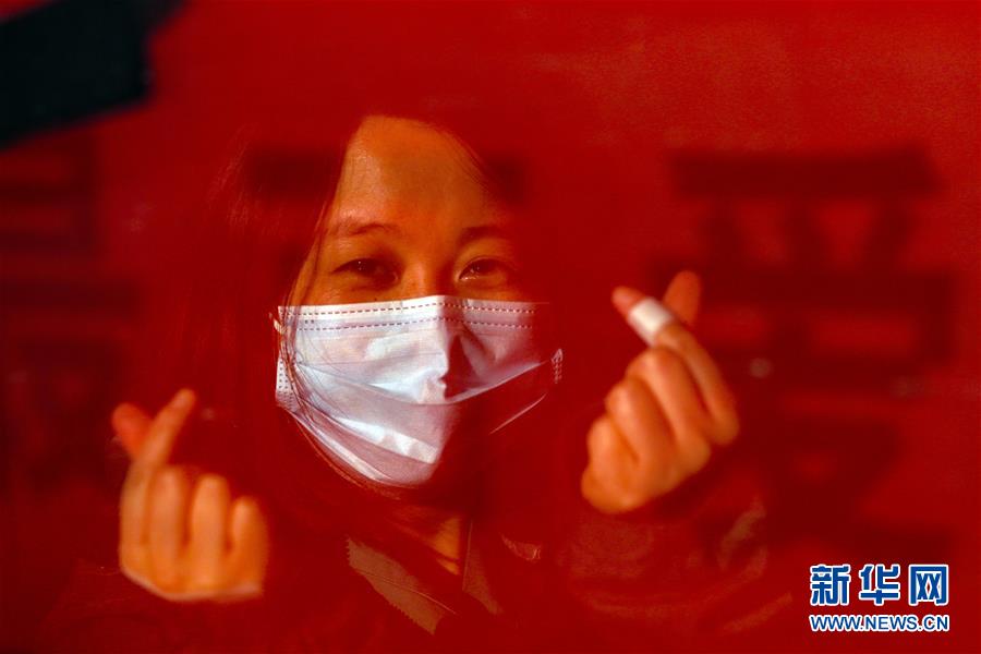 （新華全媒頭條·圖文互動）（5）最美逆行者，武漢永遠(yuǎn)記得你！——首批援鄂醫(yī)療隊返程紀(jì)實