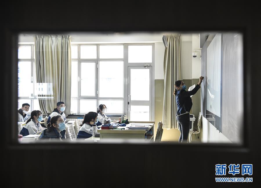 （圖文互動）（10）“早”安同學(xué)，“早”安老師！——新疆初高中畢業(yè)班復(fù)課一周回訪見聞