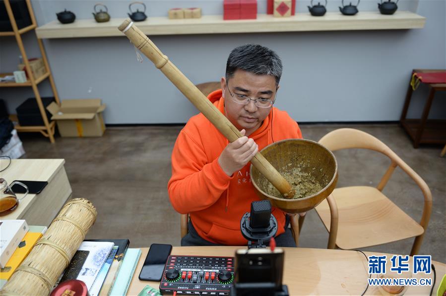 （中國經(jīng)濟(jì)新觀察·圖文互動）（2）“云端”上演新場景——新型消費激活發(fā)展新動能