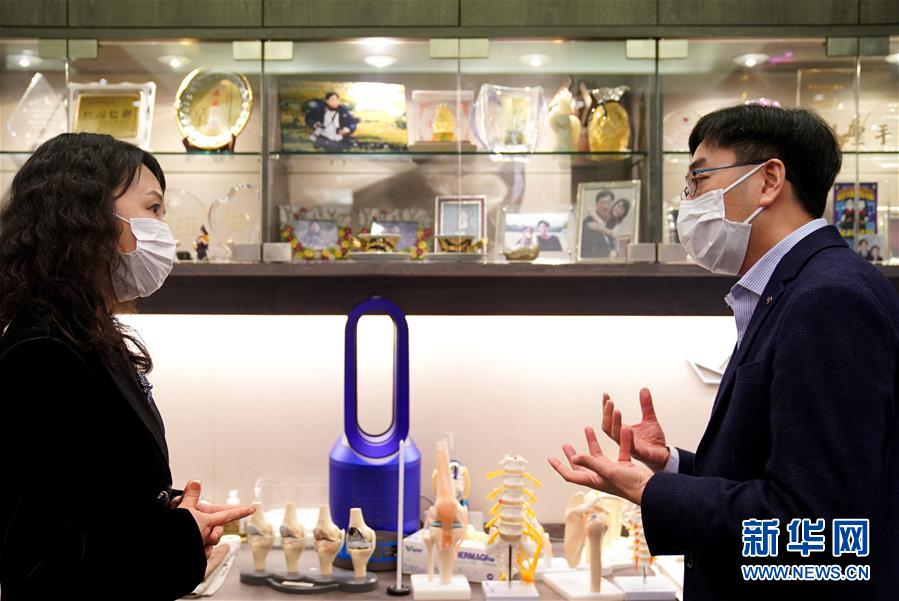 （香港故事·圖文互動）（2）從“非典”到新冠，一位香港醫(yī)生親歷的兩次抗疫