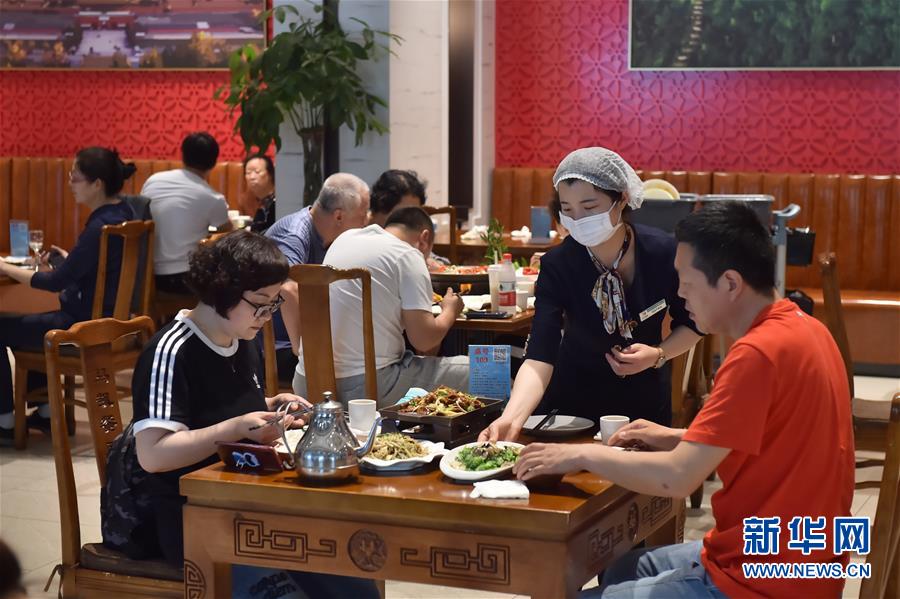 （圖文互動）（3）北京節(jié)日市場復(fù)工忙、人氣旺