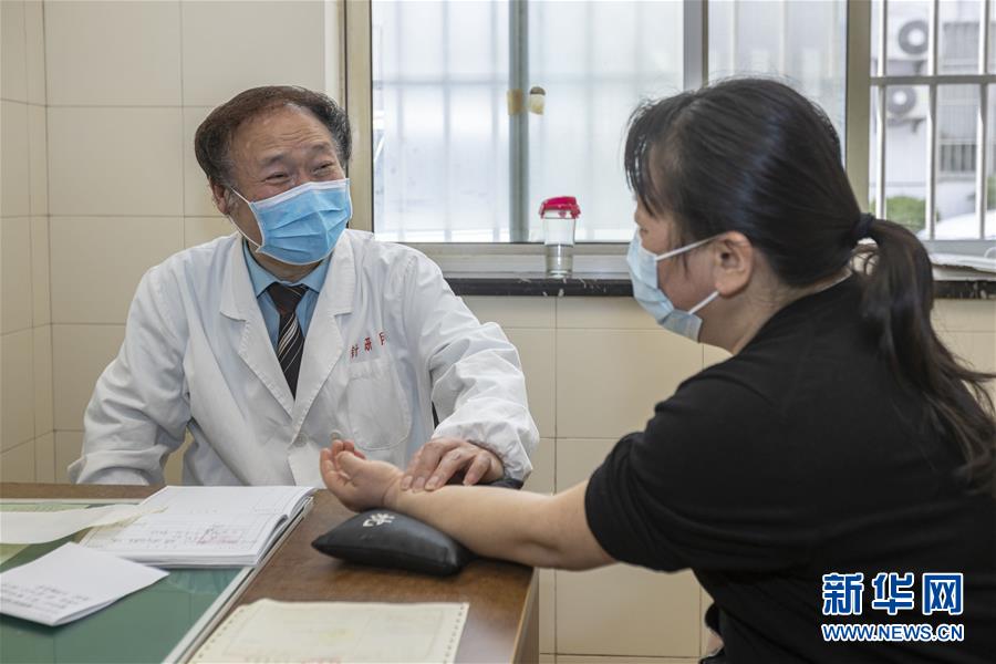 （代表委員履職·圖文互動）（4）“履職與行醫(yī)，都要精益求精”——全國政協(xié)委員吳煥淦履職記
