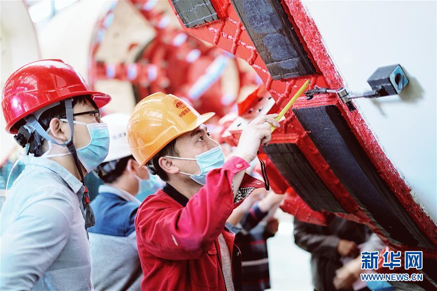 （在習(xí)近平新時代中國特色社會主義思想指引下——新時代新作為新篇章·習(xí)近平總書記關(guān)切事·圖文互動）（1）最有力的支撐，最堅決的攀登——記錄奮戰(zhàn)在復(fù)工復(fù)產(chǎn)一線的科技工作者