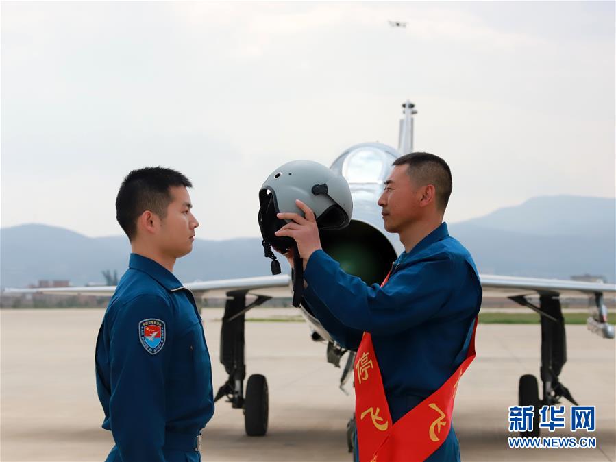 （圖文互動(dòng)）（2）5290小時(shí)！中國(guó)空軍殲擊機(jī)飛行紀(jì)錄保持者光榮停飛