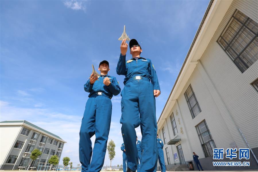 （圖文互動(dòng)）（3）5290小時(shí)！中國(guó)空軍殲擊機(jī)飛行紀(jì)錄保持者光榮停飛
