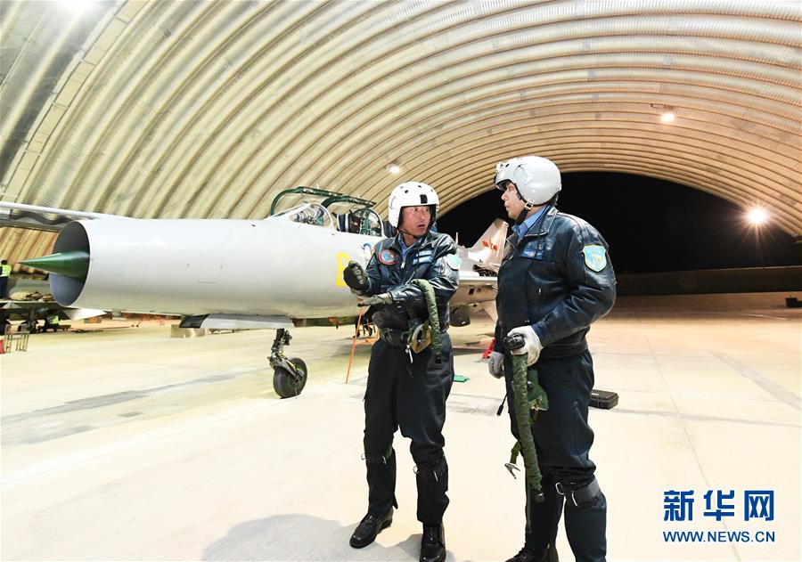 （圖文互動(dòng)）（5）5290小時(shí)！中國(guó)空軍殲擊機(jī)飛行紀(jì)錄保持者光榮停飛