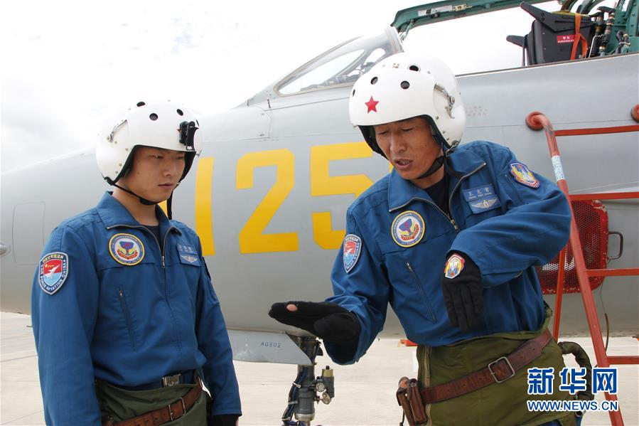 （圖文互動(dòng)）（6）5290小時(shí)！中國(guó)空軍殲擊機(jī)飛行紀(jì)錄保持者光榮停飛