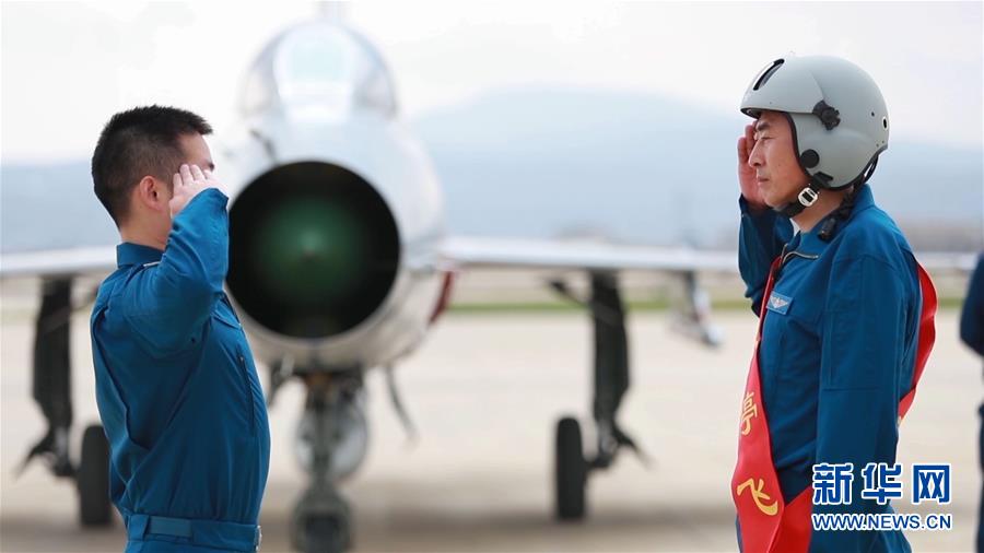 （圖文互動(dòng)）（8）5290小時(shí)！中國(guó)空軍殲擊機(jī)飛行紀(jì)錄保持者光榮停飛