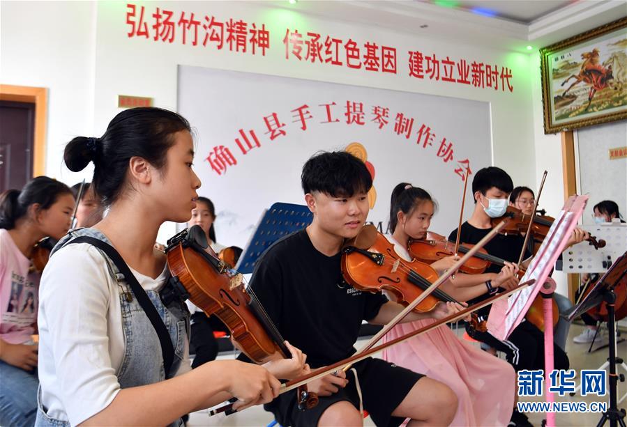 （走向我們的小康生活·圖文互動）（8）放下鋤頭，卻撥動命運的琴弦