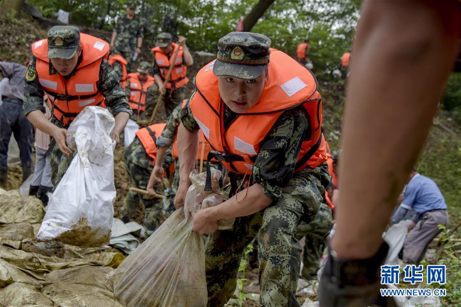 （防汛抗洪·圖文互動(dòng)）（6）洪水不退，子弟兵誓死不退——解放軍和武警部隊(duì)官兵參與洪澇災(zāi)害搶險(xiǎn)救援記事
