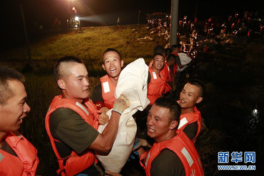 （防汛抗洪·圖文互動(dòng)）（8）洪水不退，子弟兵誓死不退——解放軍和武警部隊(duì)官兵參與洪澇災(zāi)害搶險(xiǎn)救援記事