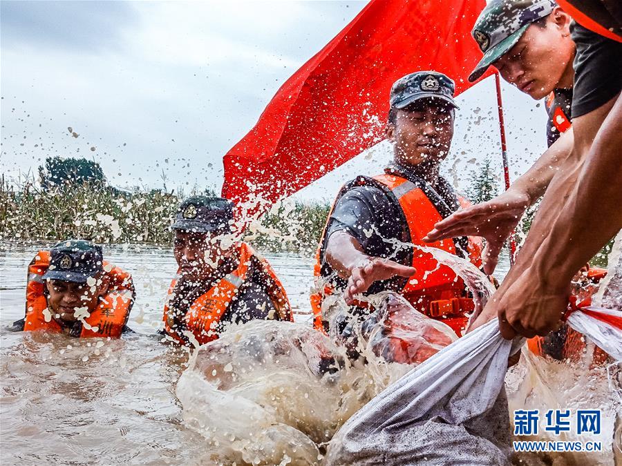 （防汛抗洪·圖文互動(dòng)）（9）洪水不退，子弟兵誓死不退——解放軍和武警部隊(duì)官兵參與洪澇災(zāi)害搶險(xiǎn)救援記事