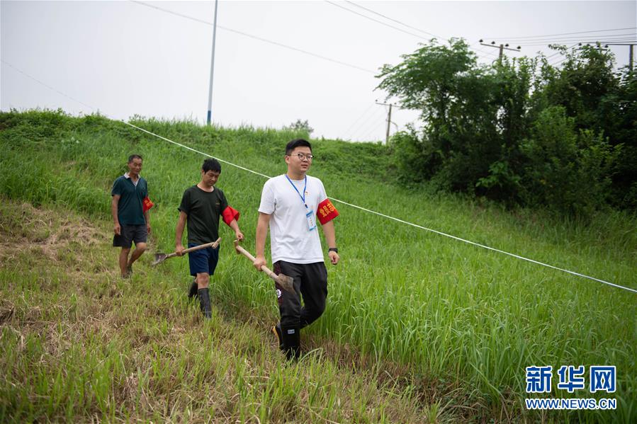 （防汛抗洪·圖文互動(dòng)）（3）在大堤上成長(zhǎng)，為人民守護(hù)——洪水中的青年“生力軍”