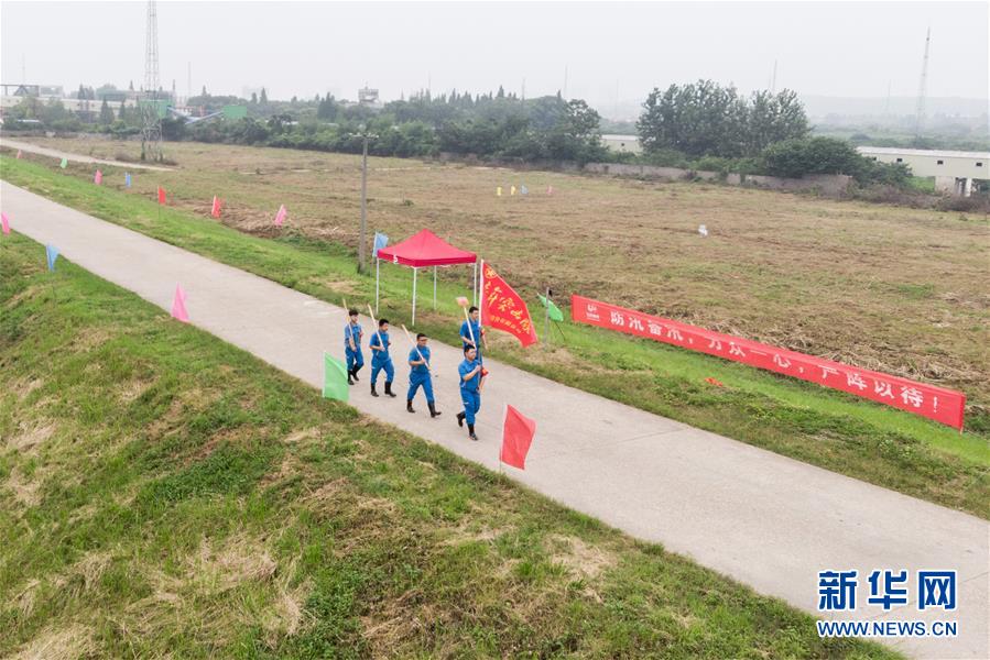 （防汛抗洪·圖文互動(dòng)）（7）在大堤上成長(zhǎng)，為人民守護(hù)——洪水中的青年“生力軍”
