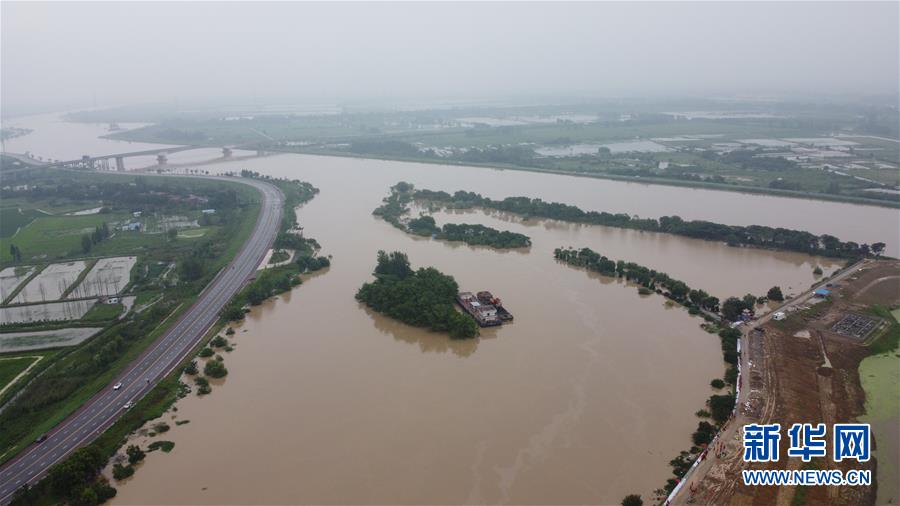 （防汛抗洪·圖文互動）（1）洪水來襲，銅鑼聲在千年古鎮(zhèn)的雨夜響起