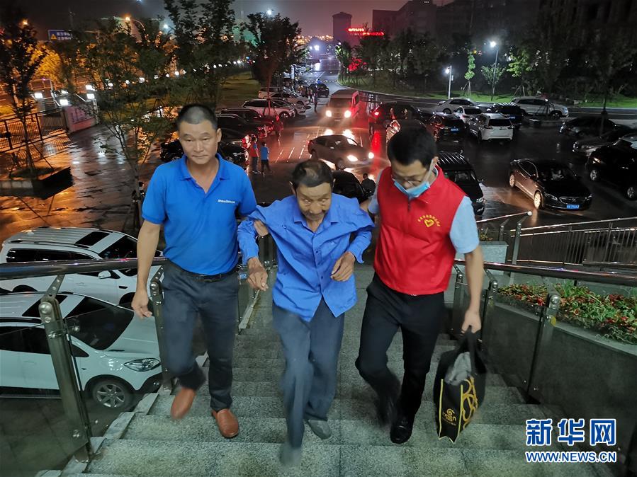 （防汛抗洪·圖文互動）（3）洪水來襲，銅鑼聲在千年古鎮(zhèn)的雨夜響起