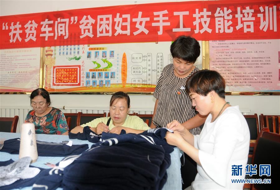 （決戰(zhàn)決勝脫貧攻堅(jiān)·圖文互動(dòng)）（1）內(nèi)蒙古河套：一雙巧手、一副棒針、一團(tuán)毛線打造貧困戶“炕頭經(jīng)濟(jì)”