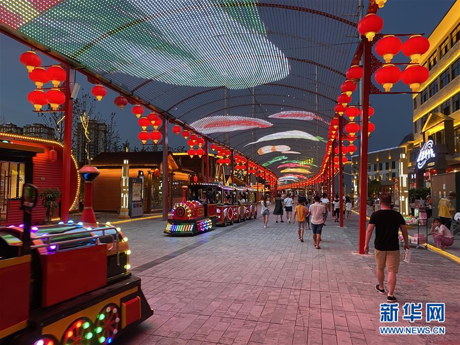 (落實(shí)“六穩(wěn)”“六保”一線見聞·圖文互動(dòng))(1)易地搬遷戶有了新身份——貴州萬(wàn)山扶貧安置點(diǎn)巧打“就業(yè)牌”