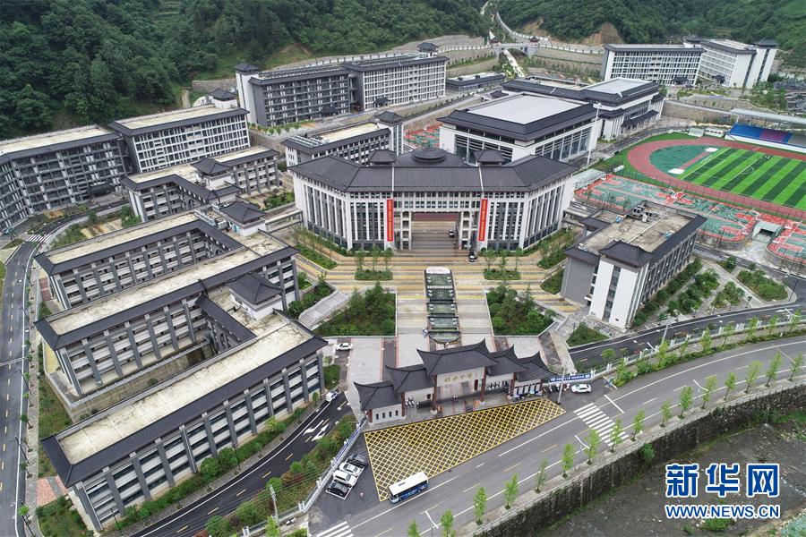（新華視點(diǎn)·圖文互動）（1）學(xué)校建漂亮點(diǎn)本無錯，為何這所“豪華中學(xué)”讓人困惑？