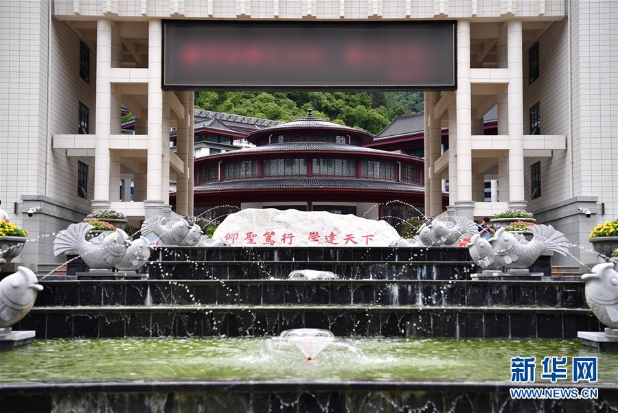 （新華視點(diǎn)·圖文互動）（3）學(xué)校建漂亮點(diǎn)本無錯，為何這所“豪華中學(xué)”讓人困惑？