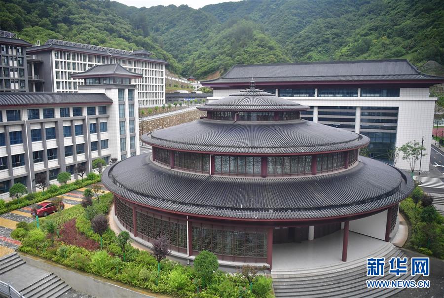 （新華視點(diǎn)·圖文互動）（4）學(xué)校建漂亮點(diǎn)本無錯，為何這所“豪華中學(xué)”讓人困惑？