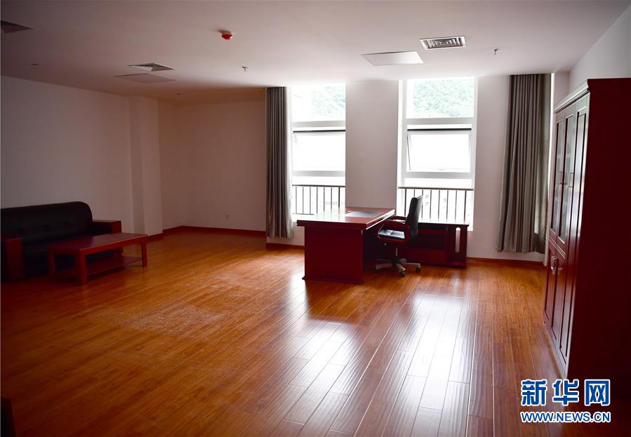 （新華視點(diǎn)·圖文互動）（6）學(xué)校建漂亮點(diǎn)本無錯，為何這所“豪華中學(xué)”讓人困惑？