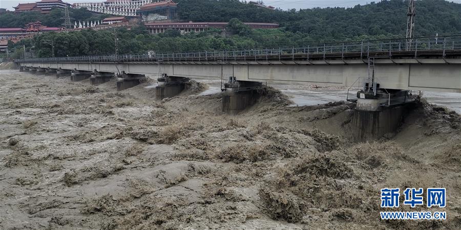 （防汛抗洪·圖文互動(dòng)）（2）洪水襲擊寶成鐵路涪江大橋 超8100噸“重車(chē)壓梁”護(hù)橋