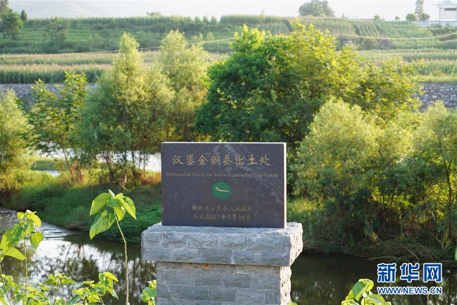 （走向我們的小康生活·圖文互動）（5）綠了青山，紅了日子——秦巴山區(qū)群眾繪出小康“調(diào)色板”