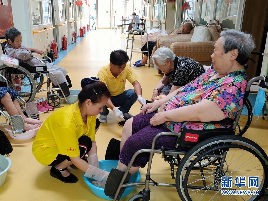 （走向我們的小康生活·圖文互動）（3）北京“老有所養(yǎng)”的床邊、身邊、周邊事